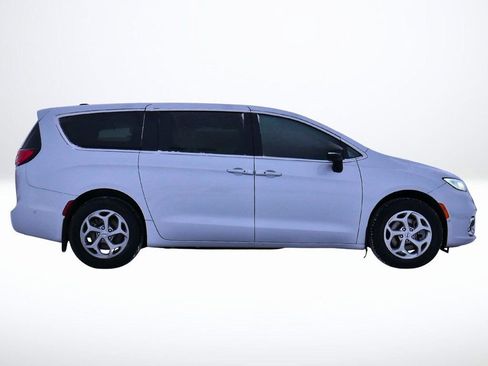 Used 2024 Chrysler Pacifica Limited image 5
