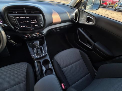 Used 2025 Kia Soul LX w/ LX Technology Package FWD image 28