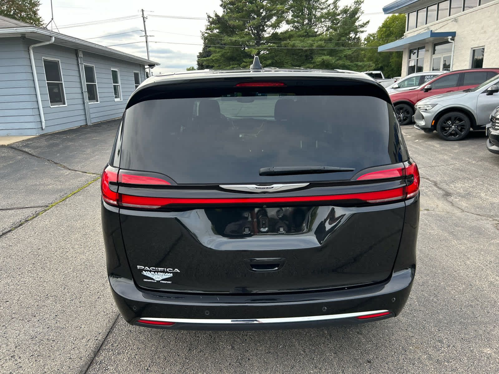 Used 2023 Chrysler Pacifica Touring FWD image 6