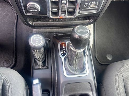 Used 2021 Jeep Wrangler Unlimited Sahara AWD/4WD image 28