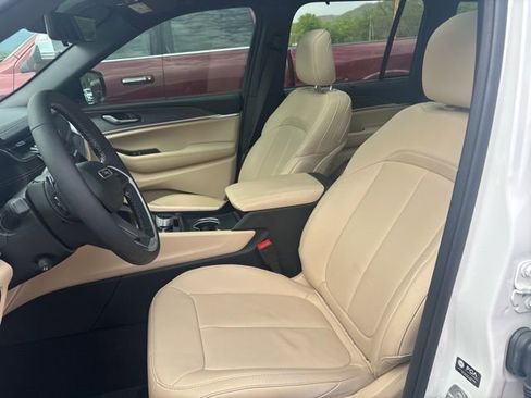 Used 2025 Jeep Grand Cherokee Limited w/ Luxury Tech Group II image 10