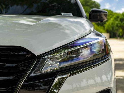 Used 2023 Nissan Kicks SR w/ SR Premium Package FWD image 11