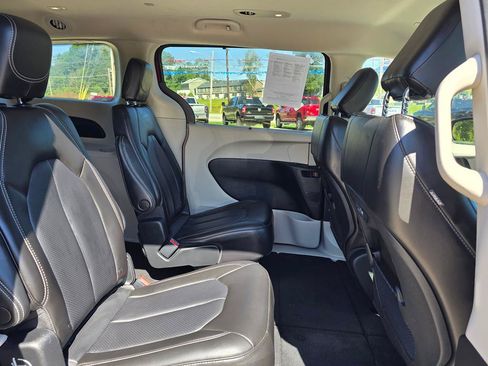 Used 2023 Chrysler Pacifica Touring-L AWD/4WD image 19