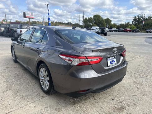 Used 2019 Toyota Camry SE image 5