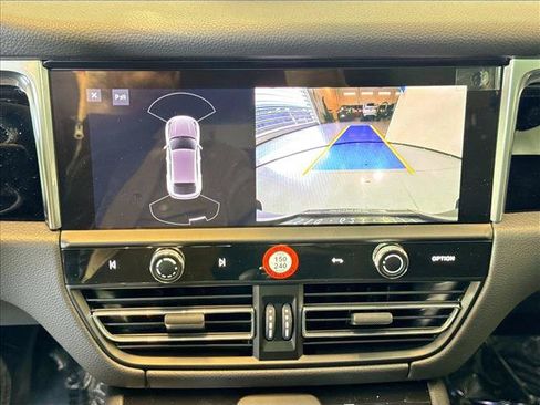 Certified 2026 Porsche Macan AWD/4WD image 17