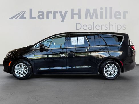 Used 2023 Chrysler Pacifica Touring-L FWD image 2