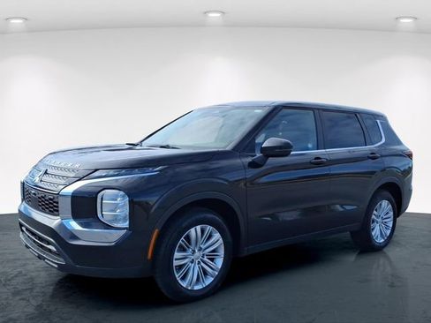 Used 2024 Mitsubishi Outlander ES image 2