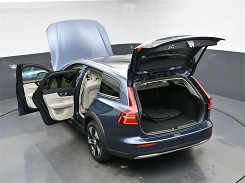 Used 2024 Volvo V60 B5 Cross Country Plus image 50