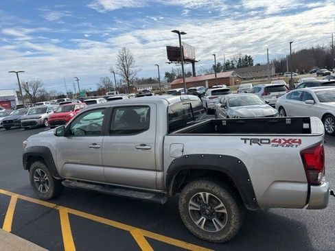 Used 2018 Toyota Tacoma TRD Sport image 3