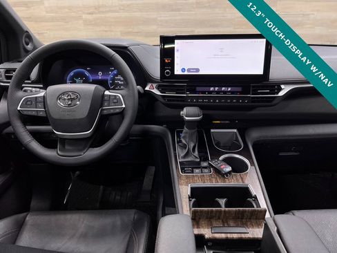 Used 2025 Toyota Sienna Platinum image 2