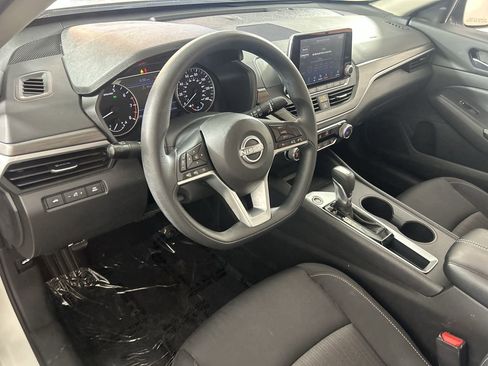 Used 2025 Nissan Altima 2.5 SV FWD image 11