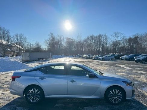 Used 2024 Nissan Altima 2.5 SV FWD image 4