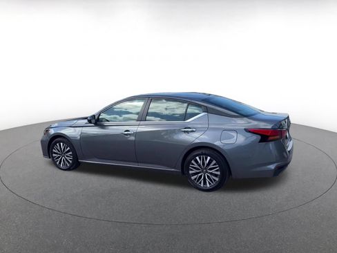 Used 2025 Nissan Altima 2.5 SV FWD image 9