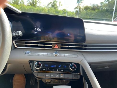 Used 2024 Hyundai Elantra SEL image 24