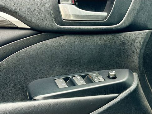 Used 2018 Toyota Highlander SE image 11