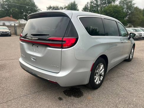 Used 2026 Chrysler Pacifica Limited FWD image 5