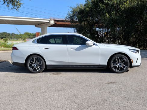 Used 2026 BMW i5 eDrive40 w/ Premium Package RWD image 6