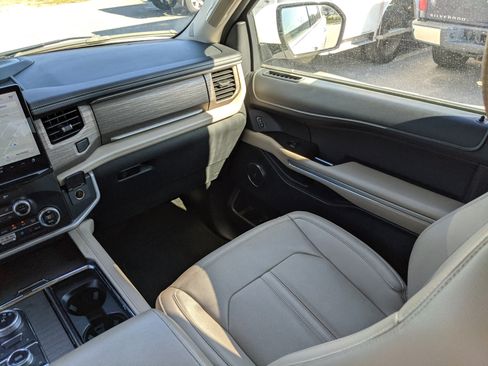 Used 2024 Ford Expedition Max Limited image 19