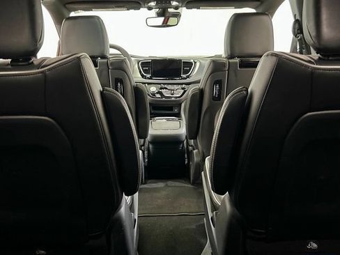 Used 2023 Chrysler Pacifica Limited w/ Uconnect Theater Family Group FWD image 17