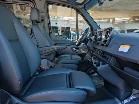 Used 2025 Mercedes-Benz Sprinter 2500 image 17