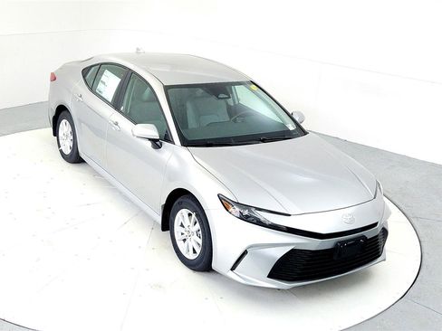 Used 2026 Toyota Camry LE image 9