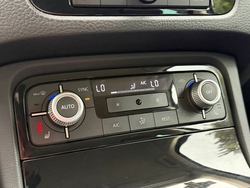 Used 2016 Volkswagen Touareg Sport AWD/4WD image 19
