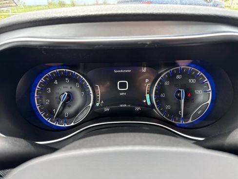 Used 2026 Chrysler Pacifica Limited FWD image 17