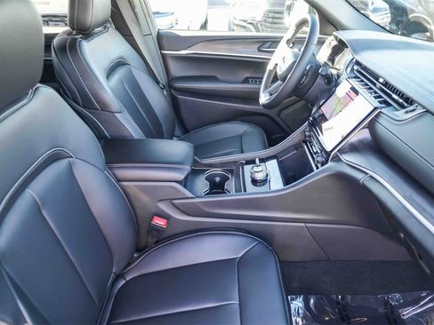 New 2025 Jeep Grand Cherokee Limited image 17