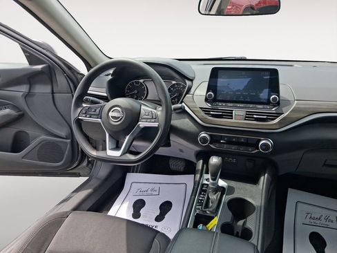 Used 2025 Nissan Altima 2.5 SV FWD image 11