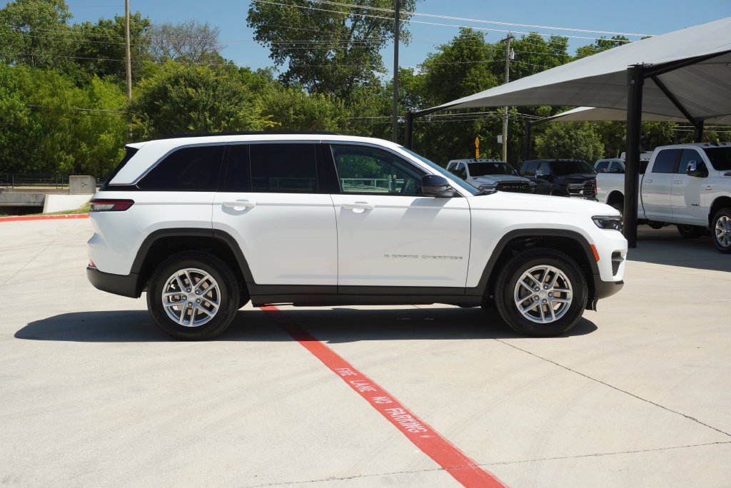Used 2025 Jeep Grand Cherokee Laredo X AWD/4WD image 6