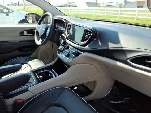 Used 2023 Chrysler Pacifica Limited image 22