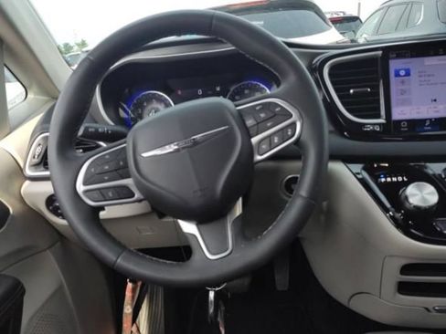 Used 2023 Chrysler Pacifica Touring-L FWD image 6