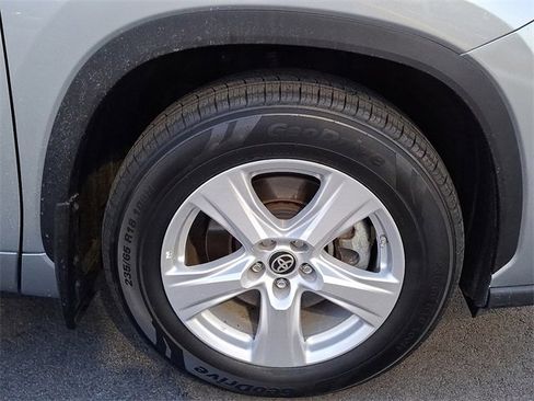 Certified 2024 Toyota Highlander LE image 12