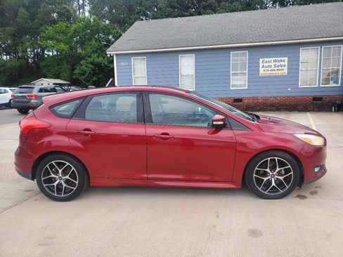 Used 2016 Ford Focus SE w/ SE Sport Package FWD image 4