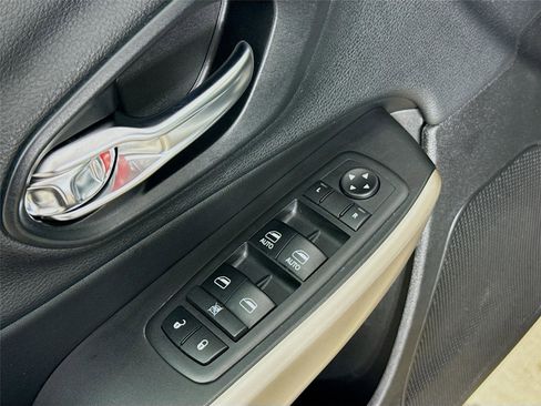 Used 2018 Jeep Cherokee Limited image 22