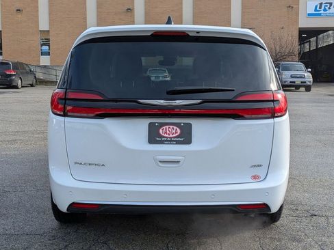 Certified 2023 Chrysler Pacifica Touring-L image 4