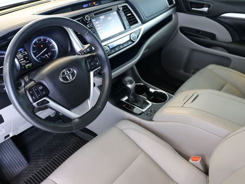 Used 2019 Toyota Highlander XLE image 19