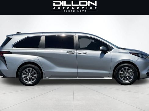 Used 2024 Toyota Sienna LE AWD/4WD image 3