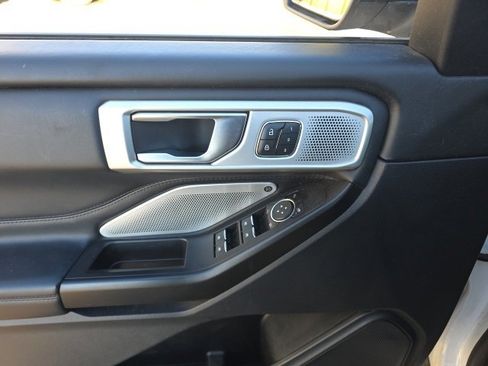 Used 2020 Ford Explorer Platinum w/ Premium Technology Package image 11