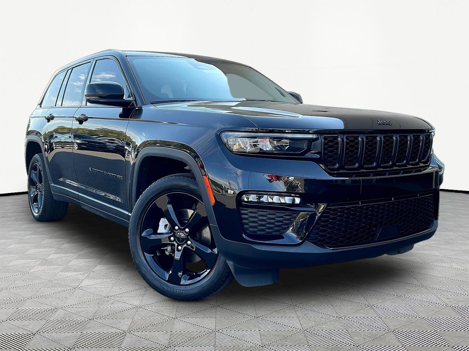 Used 2023 Jeep Grand Cherokee Limited w/ Black Appearance Package AWD/4WD image 3