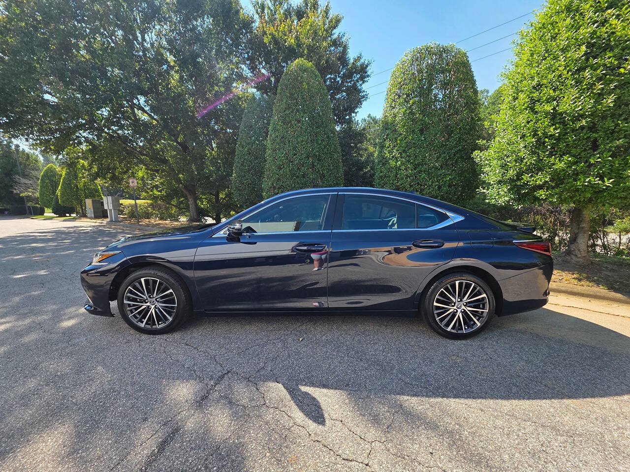 Used 2024 Lexus ES 300h w/ Premium Package FWD image 2