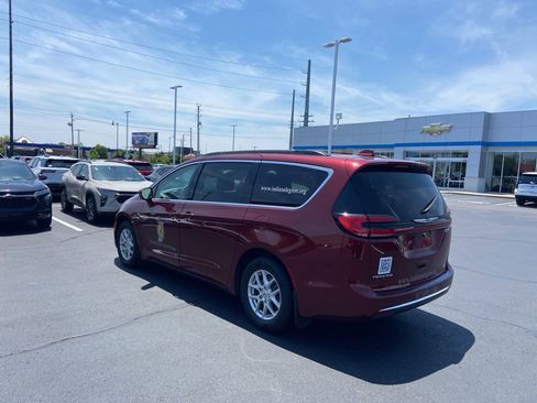 Used 2022 Chrysler Pacifica Touring-L w/ Uconnect Theater Family Group FWD image 3