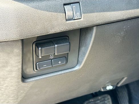Used 2024 Chevrolet Colorado LT w/ LT Convenience Package RWD image 12