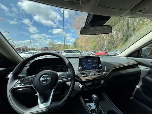 Used 2025 Nissan Altima 2.5 SV image 34