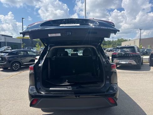 Used 2021 Toyota Highlander XLE AWD/4WD image 9