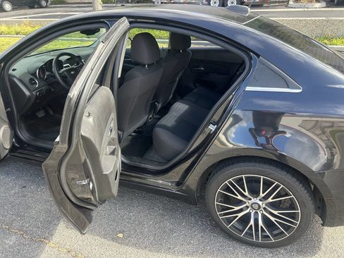 Used 2015 Chevrolet Cruze LT image 2