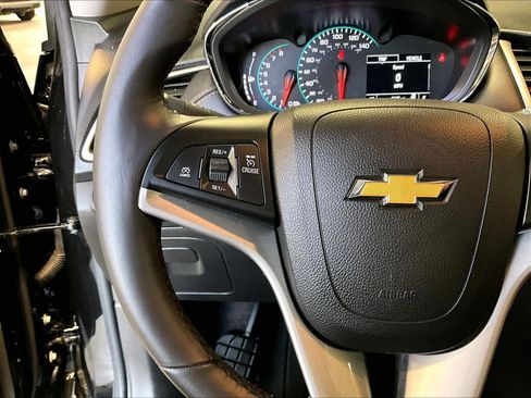 Used 2022 Chevrolet Trax LT w/ LT Convenience Package image 24