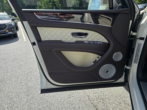 Used 2022 Bentley Bentayga AWD/4WD image 16
