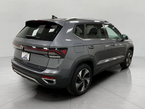 Used 2025 Volkswagen Taos SE AWD/4WD image 4