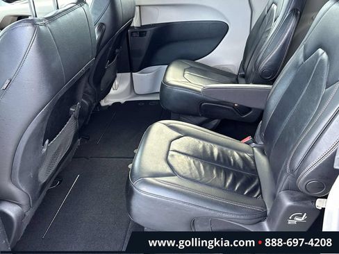 Used 2017 Chrysler Pacifica Touring-L w/ Tire & Wheel Group FWD image 10